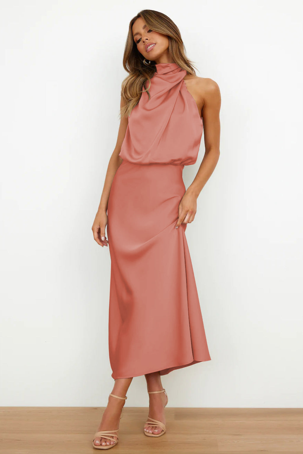 Benthe - Midi Kjole med Off-the-Shoulder Design