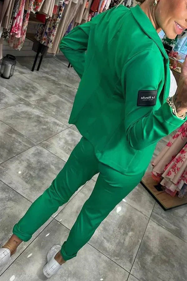 Komplet tilpasset med en blød jakke og komfortable joggingbukser