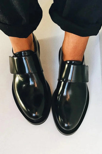 IRIS | Elegante, skinnende loafers med rem til en fejlfri stil