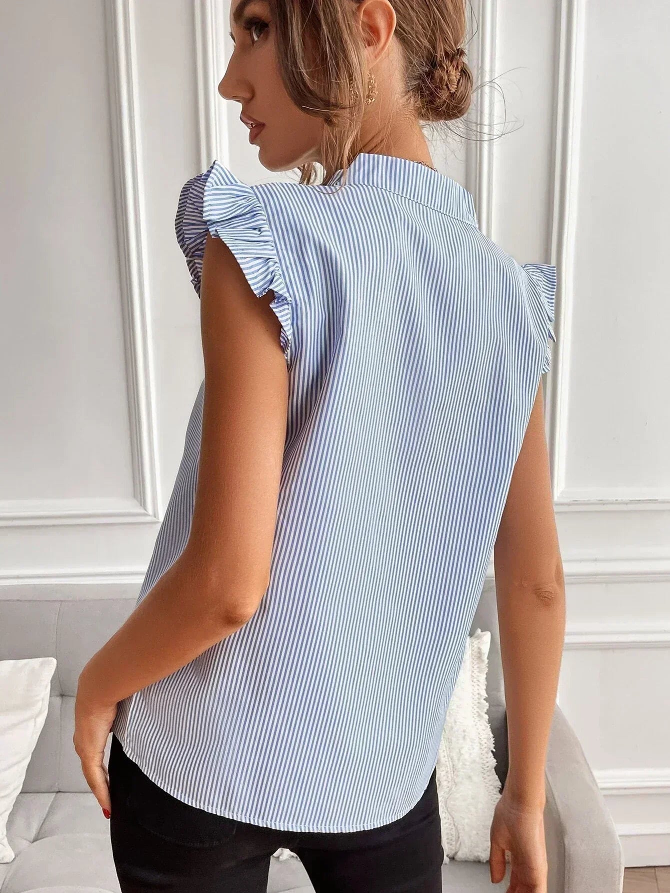 Arlene | Stribet bluse med flæser og vingeformede ærmer